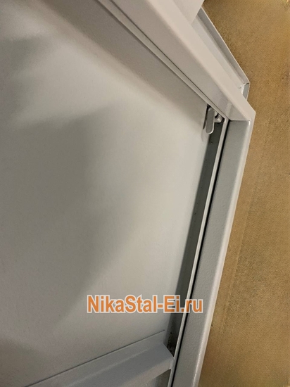 Металлический люк для сокрытия коммуникаций