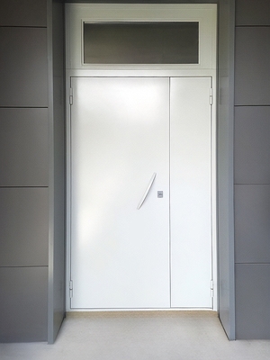 Белая дверь с фрамугой Белая дверь с фрамугой