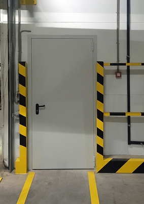 Установленная огнезащитная дверь Установленная огнезащитная дверь