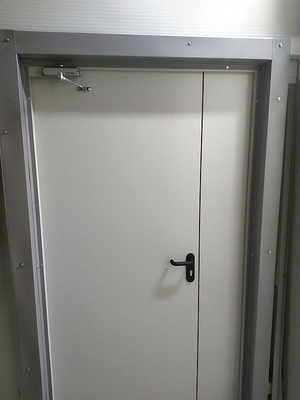 Дверь с доводчиком Дверь с доводчиком