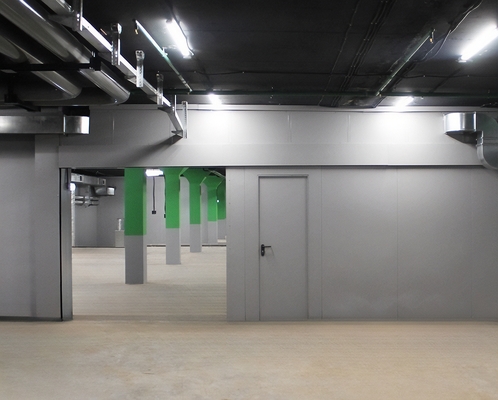 Ворота в подземном паркинге Ворота в подземном паркинге