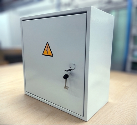 Стальной шкаф на замке Стальной шкаф на замке