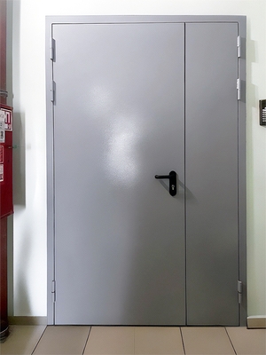 Серая полуторная дверь Серая полуторная дверь