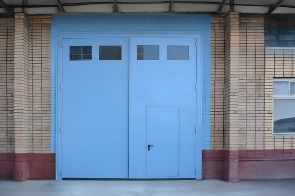 Ворота с дверью и остеклением